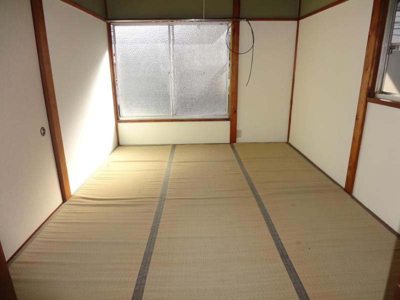 Living and room. Japanese-style room 6 quires. Two-sided lighting.