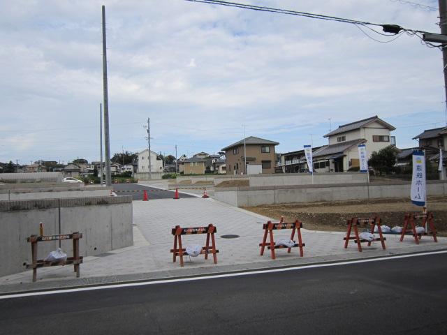 Local photos, including front road. Local shooting