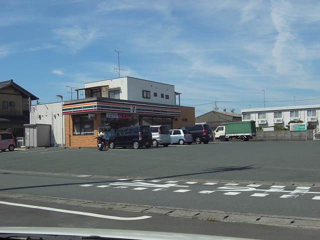 Convenience store. 680m to Seven-Eleven (convenience store)