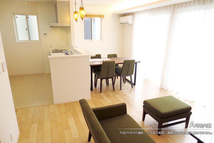 Living.  [A No. land] [Introspection Photo] 2013 August shooting ※ Photos furniture ・ Such as furniture are not included in the price. 