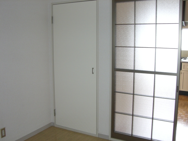 Receipt. There is housed in a Japanese-style room and a Western-style room