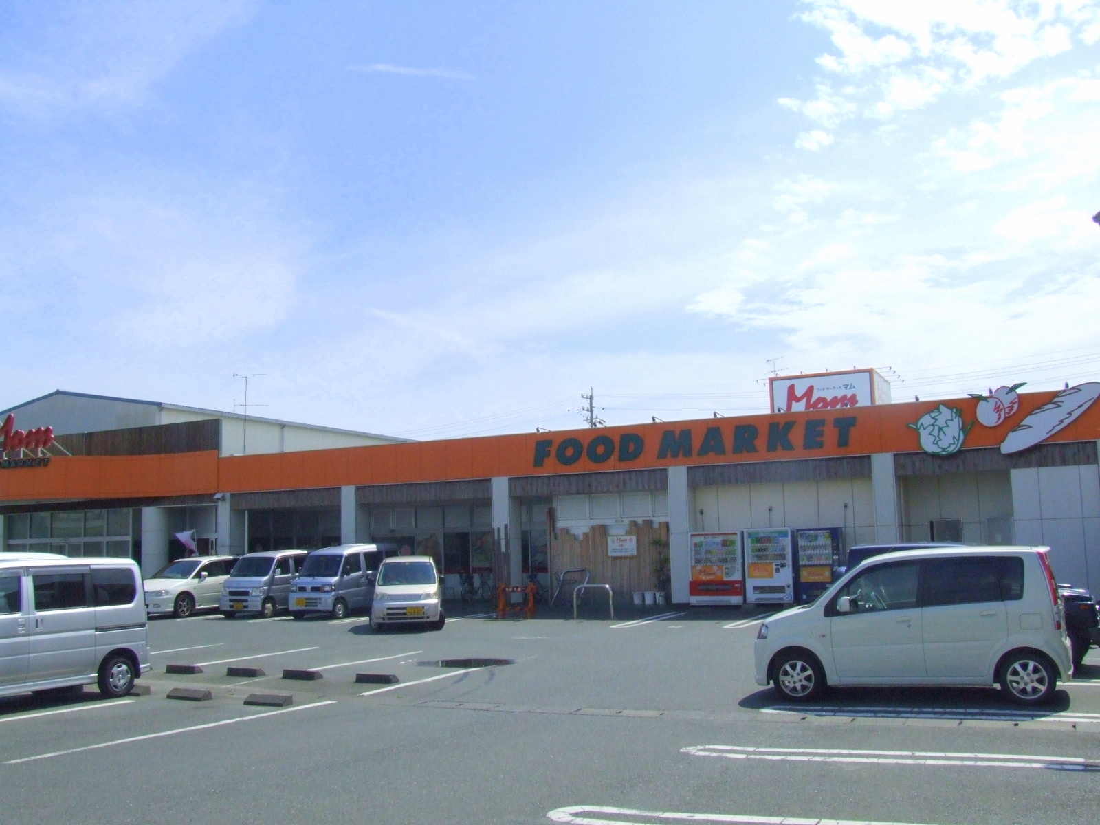 Supermarket. Food Market Mom Ryuyo store (supermarket) to 2477m