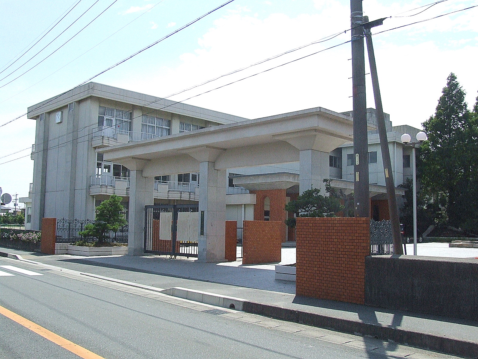 Junior high school. Iwata Municipal Ryuyo junior high school (junior high school) up to 762m