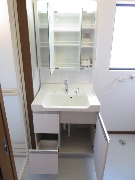 Wash basin, toilet. In three-sided mirror back and drawer storage, Wash basin around you can clean storage