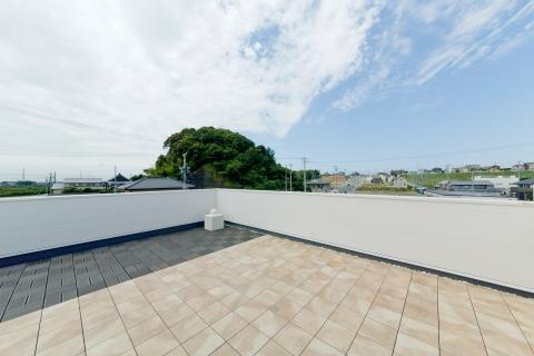 Balcony. Under the blue sky, Open feeling full of rooftop cafe you can enjoy. 