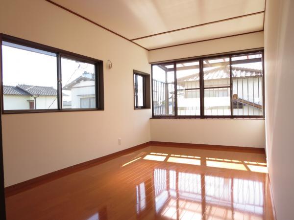 Non-living room. Or second floor Western-style of the south-facing is how the room of children?