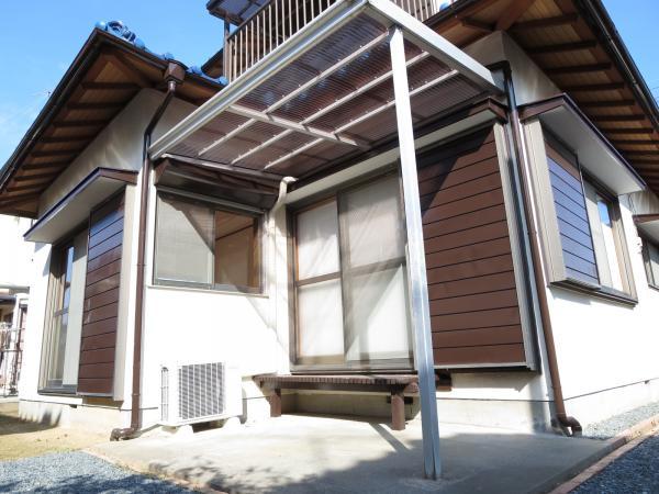 Other local. There is Sashikake and benches to the outside of the first floor Japanese-style room. 