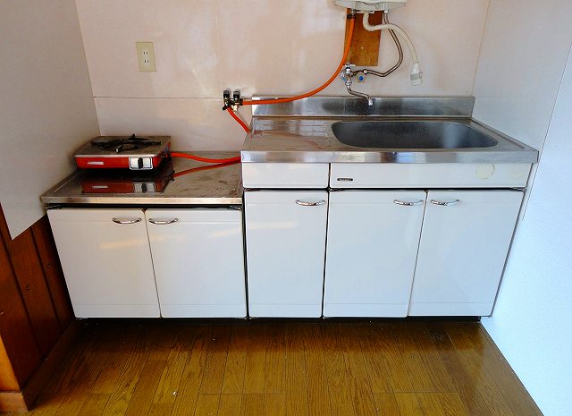 Kitchen. 1-neck with stove