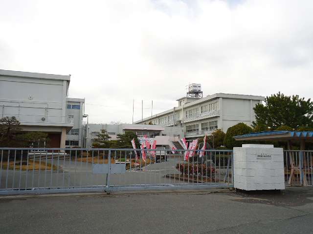 Junior high school. 960m to the west junior high school (junior high school)