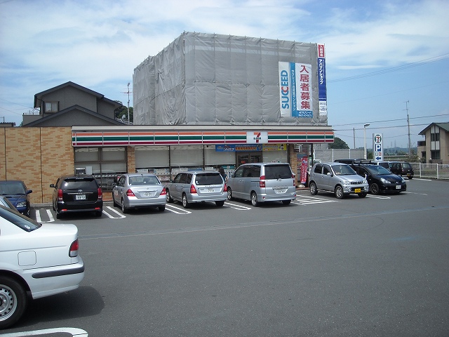 Convenience store. 300m to Seven-Eleven (convenience store)