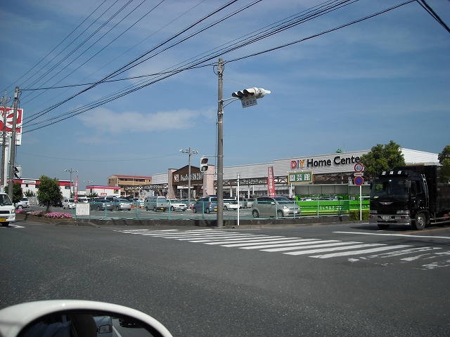 Home center. 1140m to jumbo Encho (hardware store)