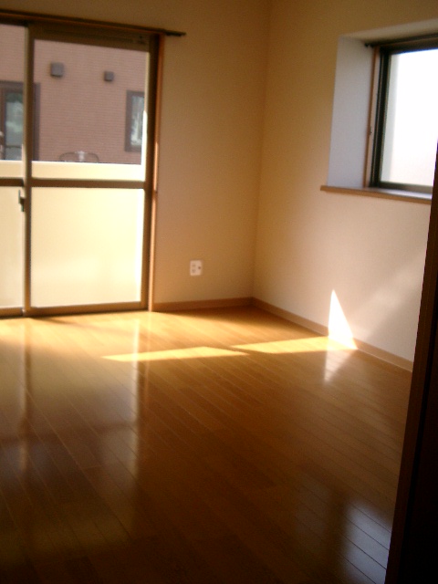 Living and room. Koshimado only corner room.