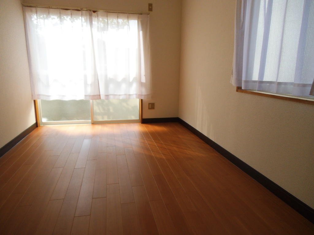 Living and room. Because it is a corner room per day is also good ☆