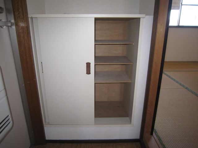 Entrance. Entrance storage