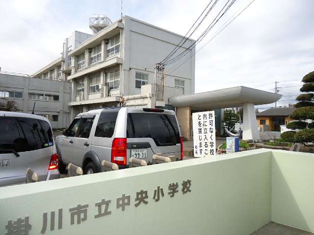 Primary school. 750m to the center primary school (elementary school)