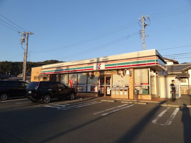 Convenience store. Seven-Eleven (convenience store) to 350m