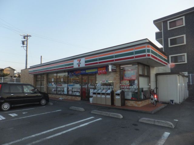 Supermarket. 650m to Seven-Eleven (super)