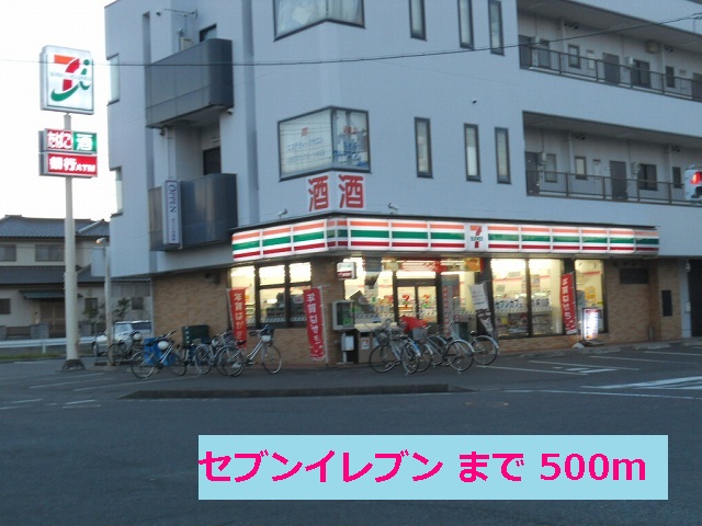 Convenience store. 500m to Seven-Eleven (convenience store)