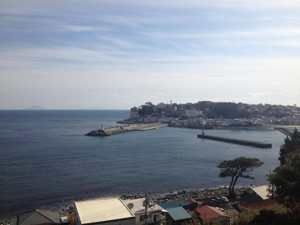 View photos from the local. You can overlook the Inatori Port and Izu Oshima