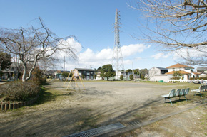park. Carefree Hashirimawareru in 5m wide ground until the children's park