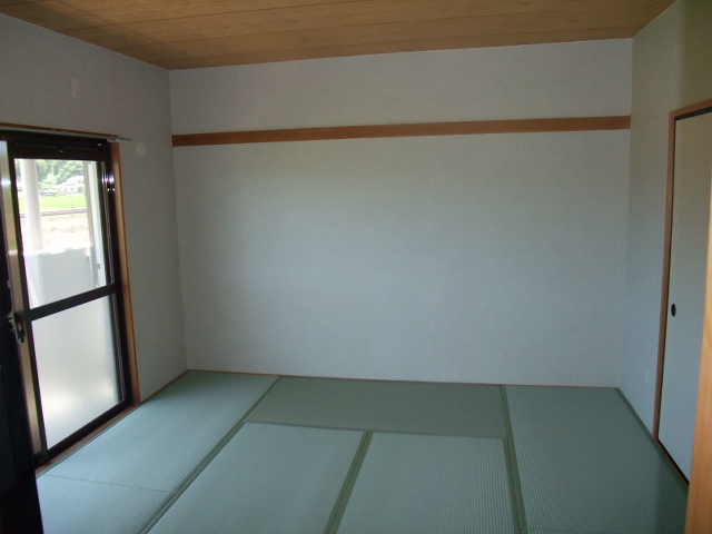 Other room space. Soothing Japanese-style room