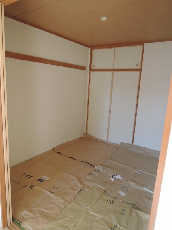 Non-living room. Tatami, we have sun protection for the new.