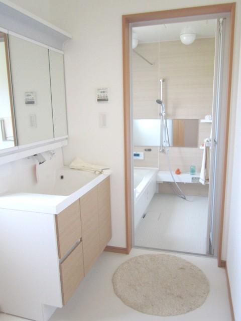 Bathroom. 11-8 Basin + bathroom