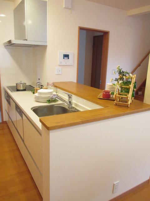 Kitchen. 6-16 kitchen