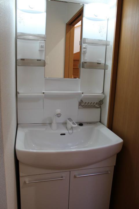 Wash basin, toilet. Shower Dresser
