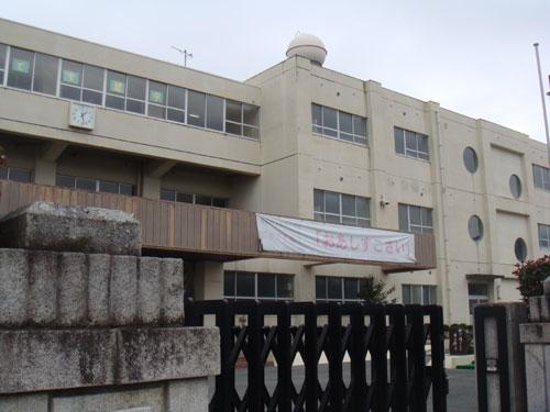 Junior high school. Washizu 950m until junior high school