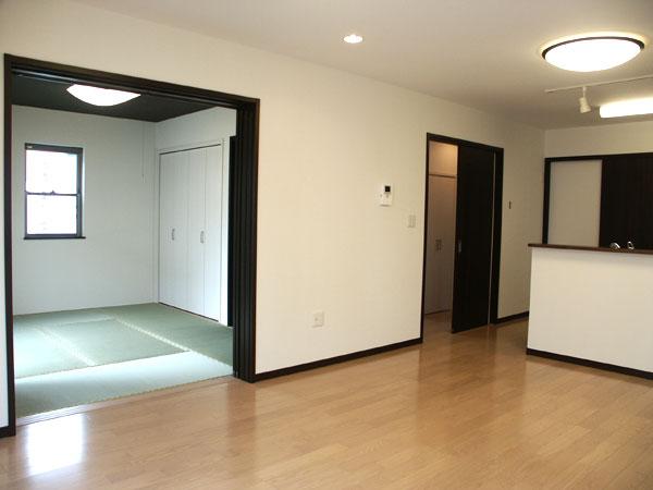 Living. Large space of opening the door and 22 Pledge of a Japanese-style room will be realized. 