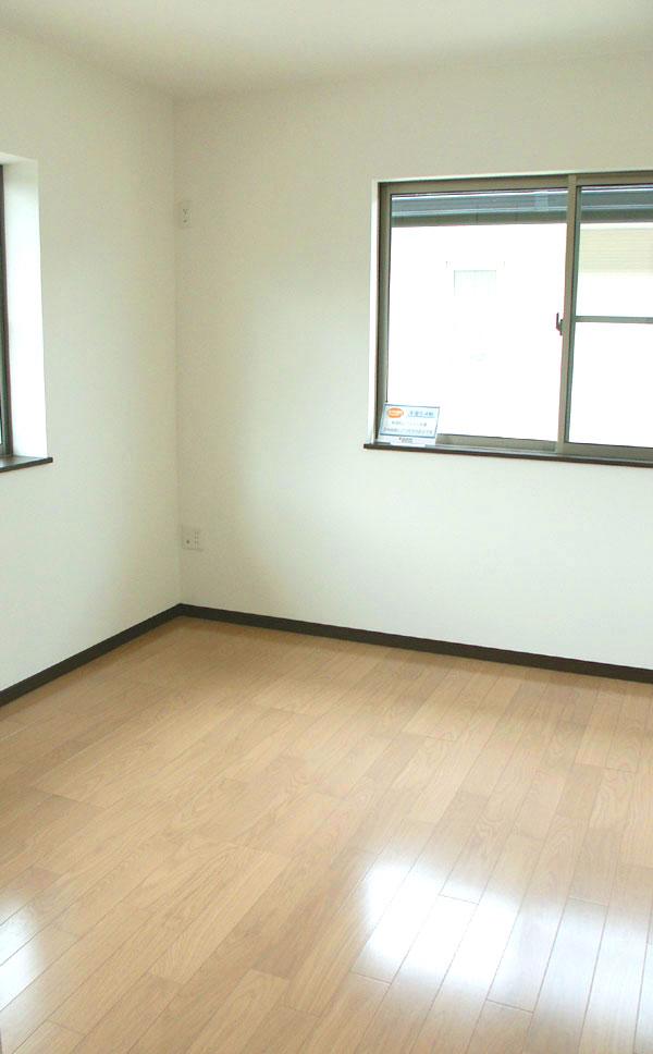 Non-living room. Because there is all the room in two directions in the window has excellent lighting and ventilation. 