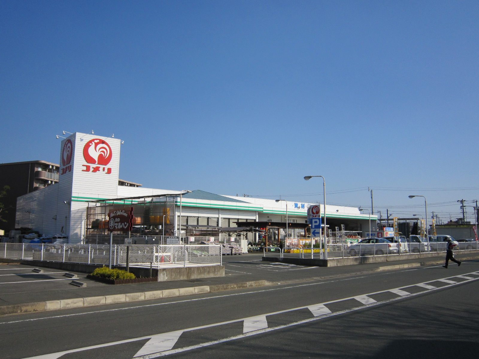 Home center. Komeri Co., Ltd. hard & Green Kosai store up (home improvement) 435m