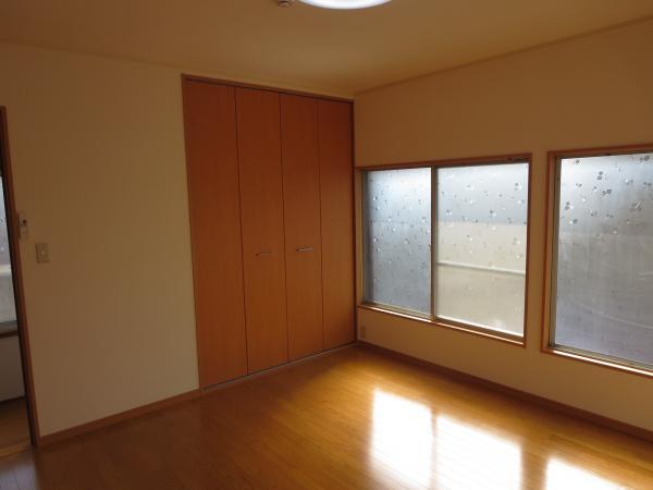 Non-living room. It was a closet in the closet. It has excellent storage capacity.