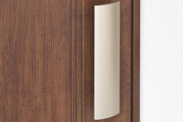 Building structure.  [Push-pull door handle] Entrance door Press " ・ It can be opened and closed by a simple operation of the draw. ". Making it possible to work with a small force, The elderly and children is also safe (same specifications)