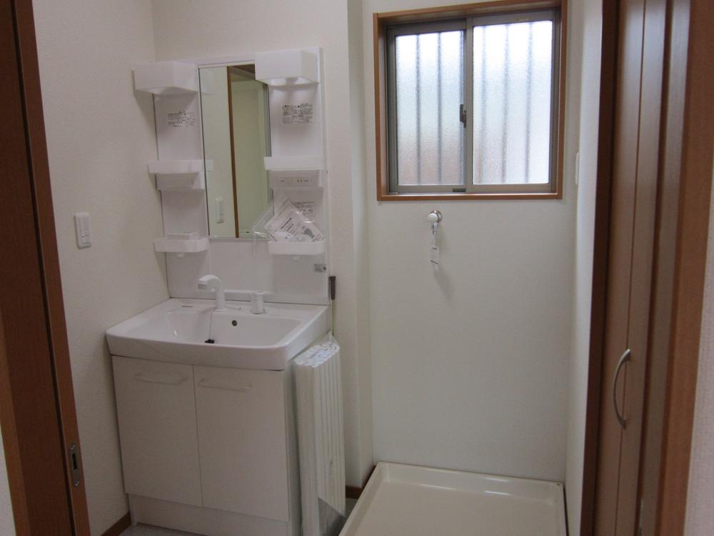 Wash basin, toilet. Wash