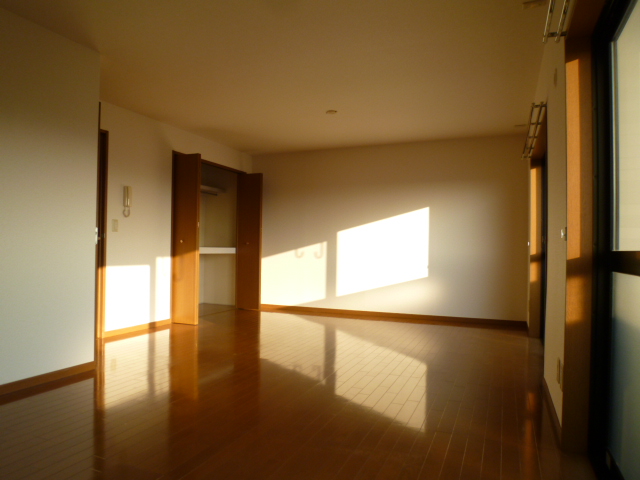 Living and room. Facing south in sunny  ※ The presence or absence of air conditioning is to be checked