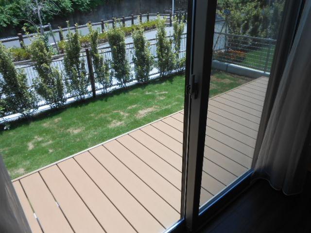 Same specifications photos (Other introspection). With wood deck in the garden