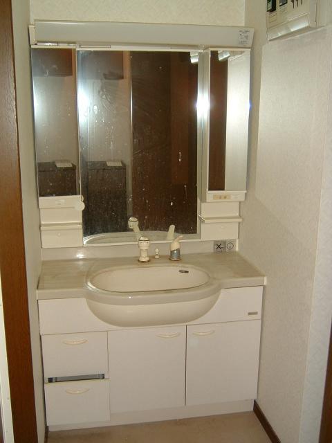 Washroom. Three-sided mirror shampoo dresser