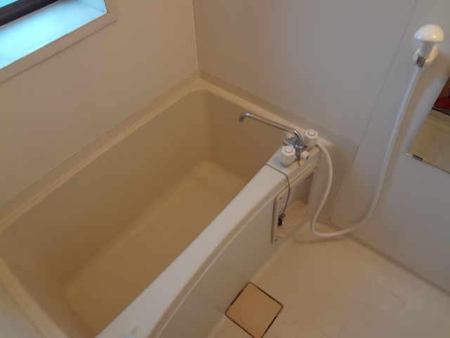 Bath.  ☆ Convenient window with bath to ventilation ☆