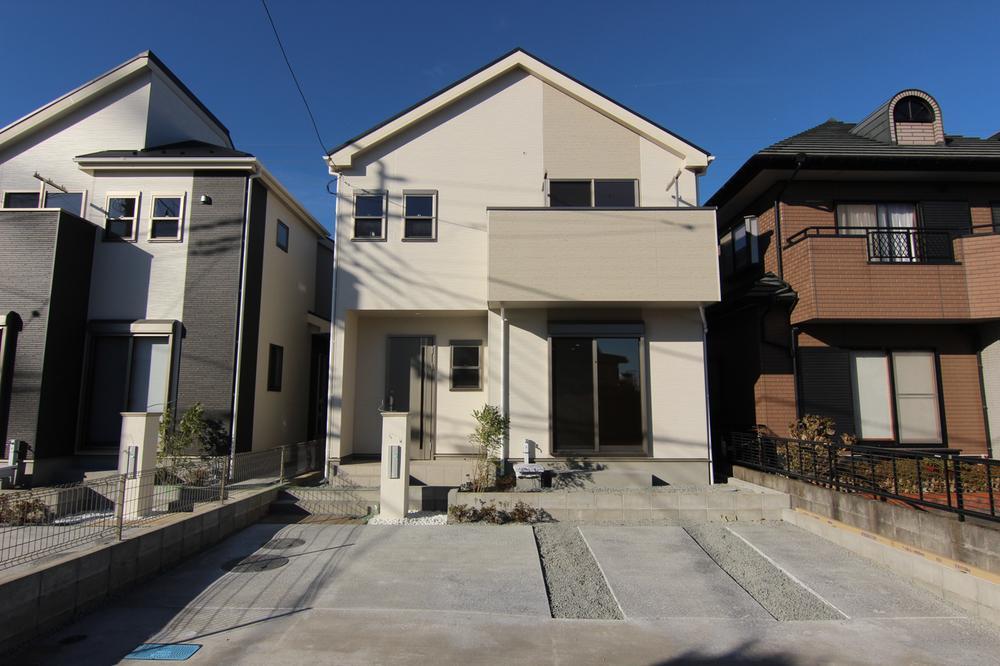 Local appearance photo. Day is good in the south road. 