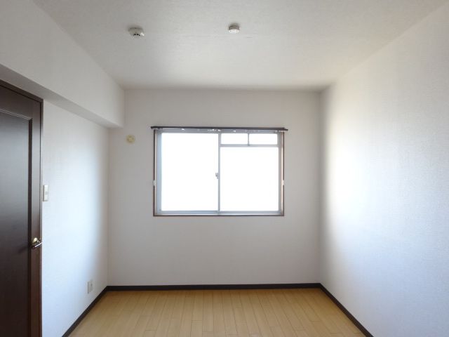 Living and room. Western-style room that can be used by connecting with the LDK