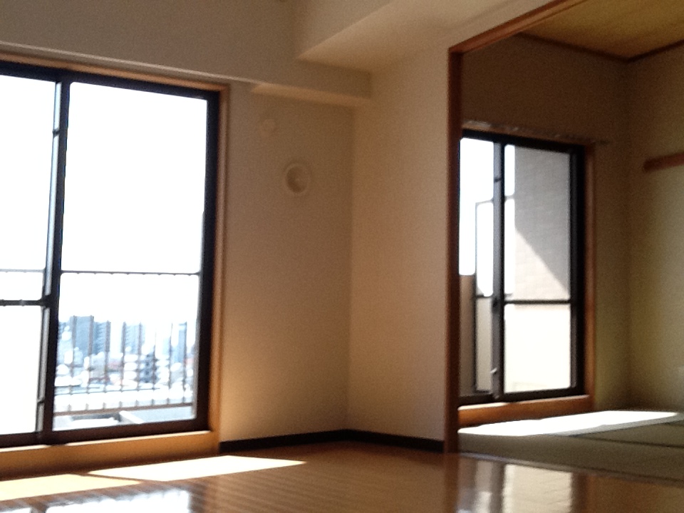 Living and room. Sunny Numazu city, you can overlook