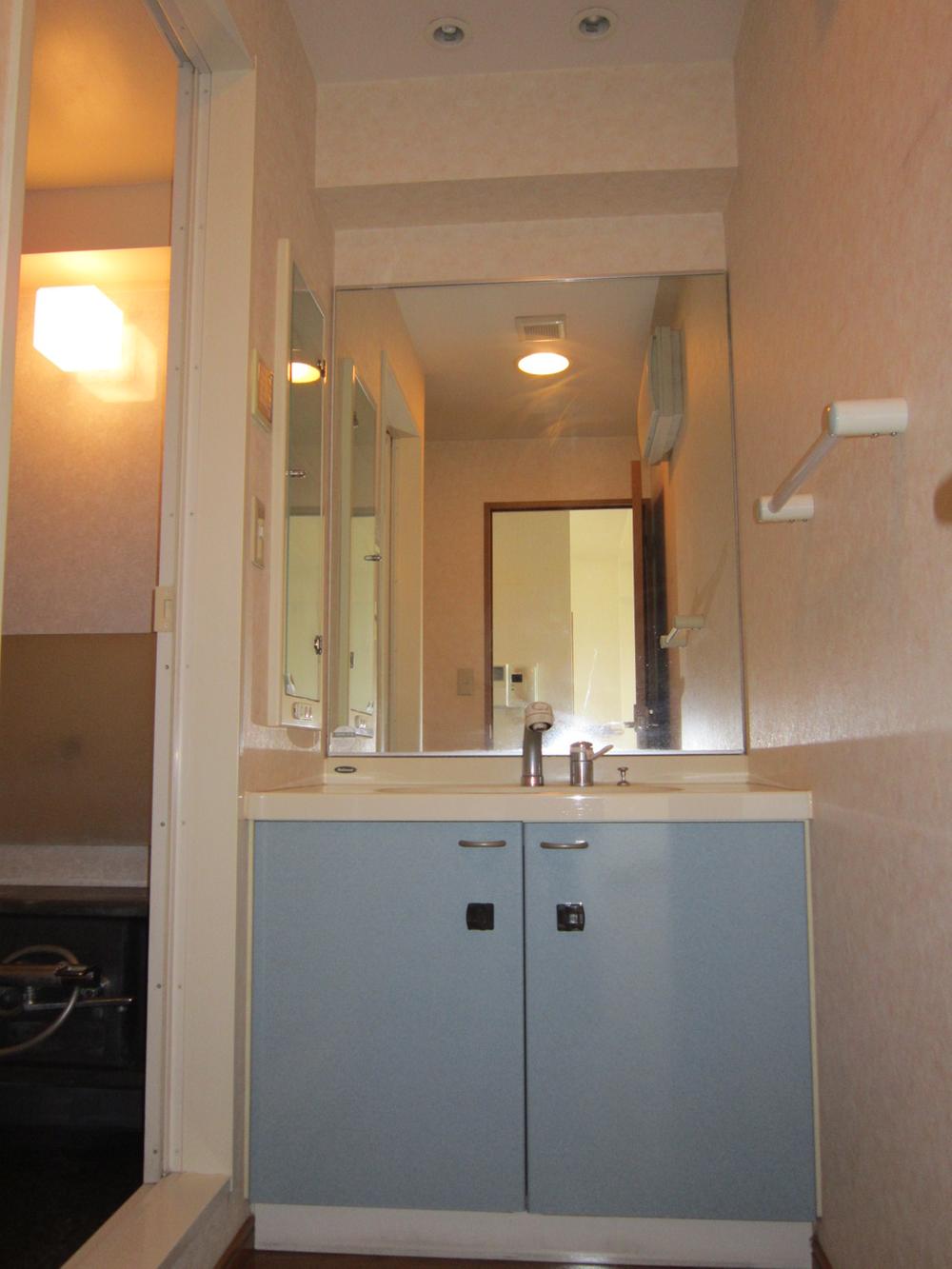 Wash basin, toilet. Washroom