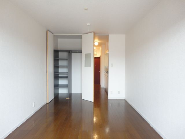 Living and room. This flooring with white walls and calm with cleanliness ☆