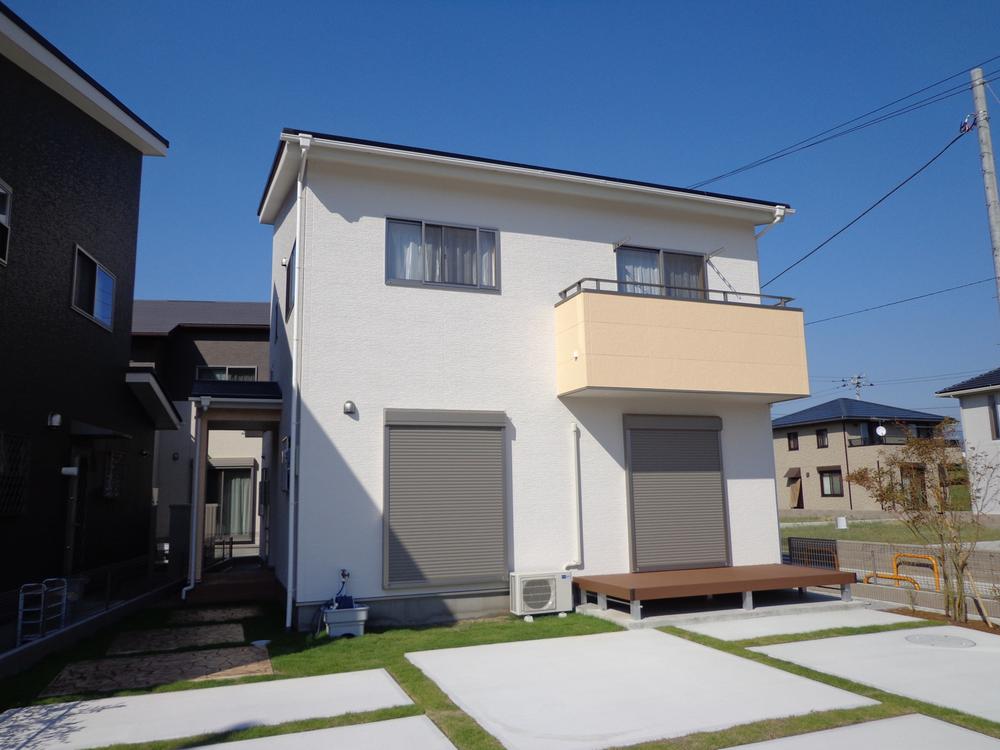 Local appearance photo. Building 2