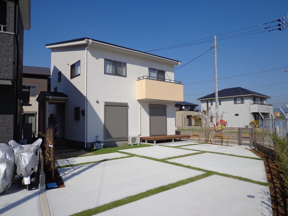 Local appearance photo. Building 2