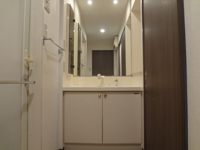 Washroom.  ☆ Shampoo dresser with washroom ☆