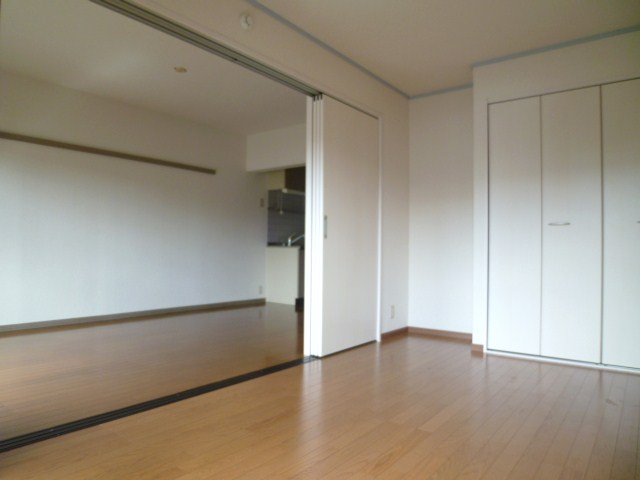 Other room space. Nanyang chamber 6 Pledge Bulkhead. 3 doors.