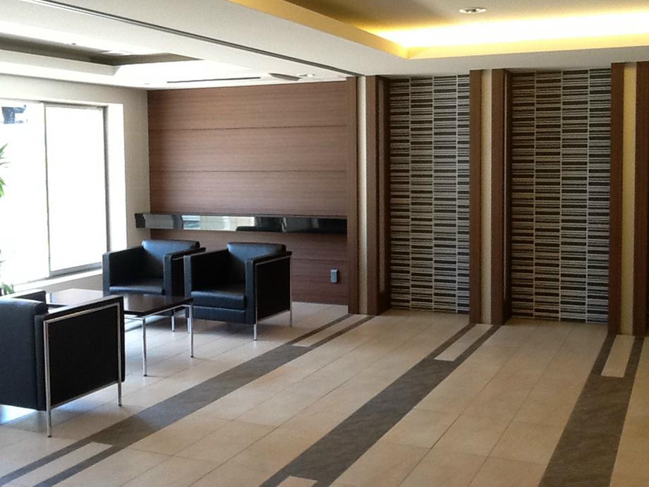 Local appearance photo. Luxurious entrance.